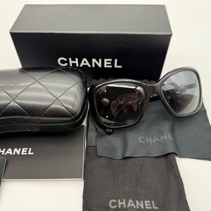CHANEL Collection Perle sunglasses in black